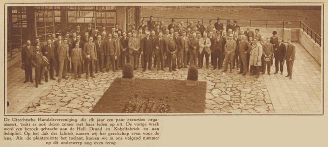 872649 Groepsportret van de leden van de Utrechtsche Handelsvereeniging, op het dak van de Hollandsche Draad- en ...